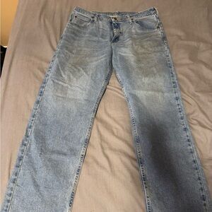 Wrangler Men's Faded Blue Relaxed Straight Jeans